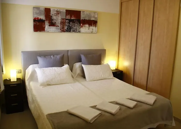 Bright Apt, Terrace,Heated Pool.